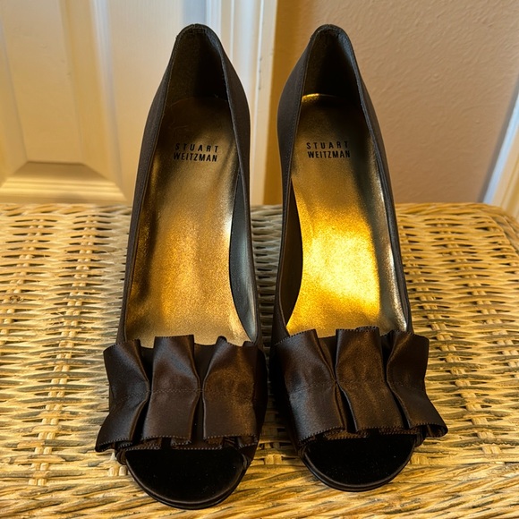 Stuart Weitzman Gigiritz Brown Satin Ruffle Peep-Toe Pumps sz 7.5 LIKE NEW - Picture 2 of 8